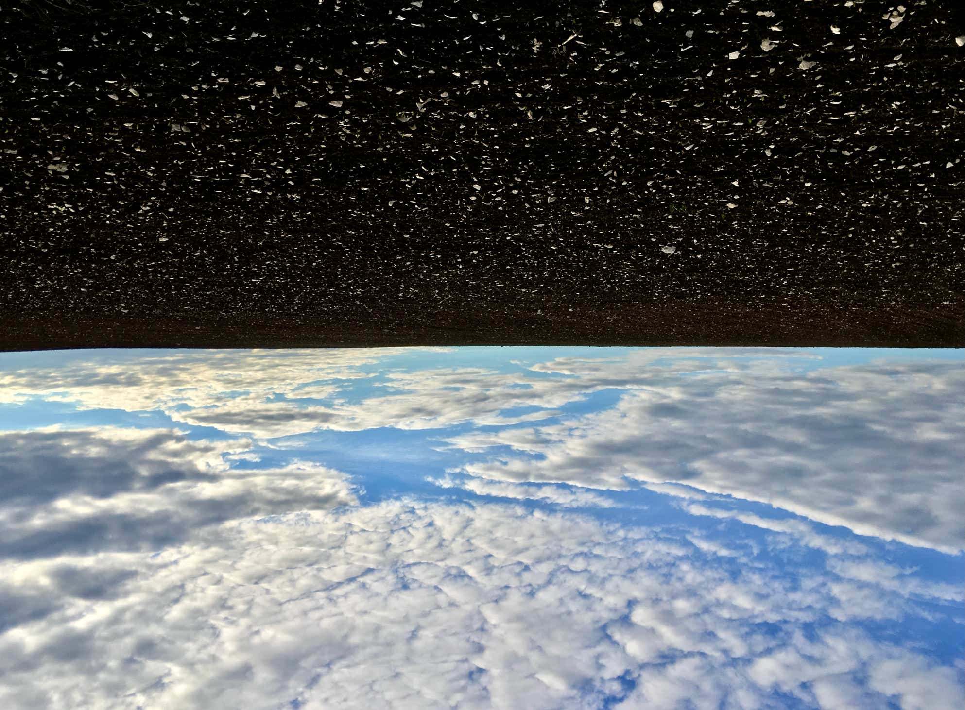 Fränkischer Steinacker auf dem Hetzles und blauer Himmel mit Wolken